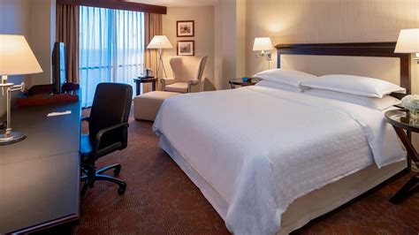 Hotel Rooms and Suites near Houston Heights | Sheraton Houston Brookhollow Hotel