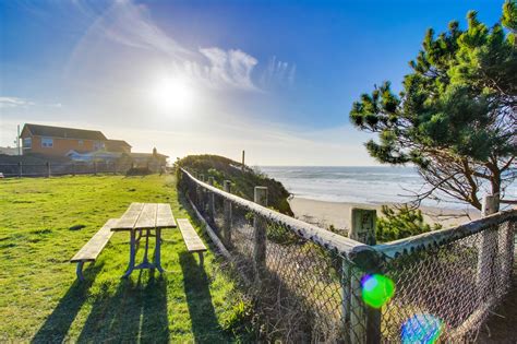 Oceanside Views | 2 BD Vacation Rental in Lincoln Beach, OR | Vacasa