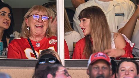 Taylor Swift seen at Chiefs game, sitting in Travis Kelce’s suite at ...