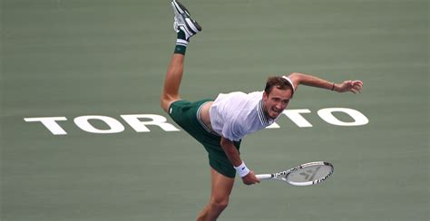 Medvedev loses point in Toronto tournament for saying "sorry" (VIDEO ...