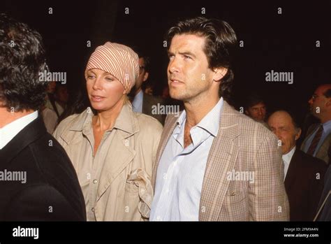 Pierce Brosnan und Cassandra Harris um 1990 Credit: Ralph Dominguez/MediaPunch Stockfotografie ...