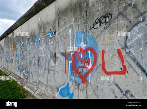 Berlin wall graffiti hi-res stock photography and images - Alamy