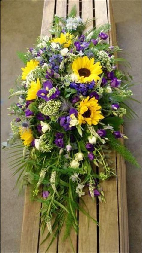 Pin de Fleurs de lumière en art floral | Arreglos florales funerarios, Arreglos florales ...