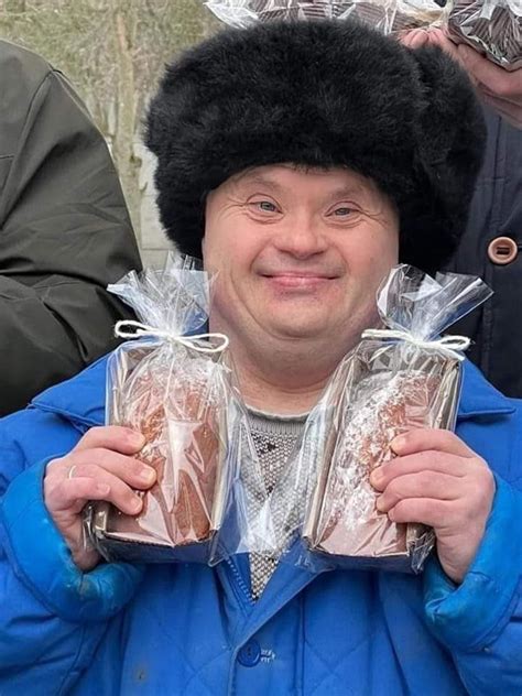 A #Ukrainian man with Down Syndrome bakes bread to feed 🇺🇦 soldiers fighting the war. : r ...