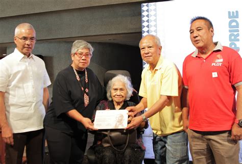 BoyRaket.com: National Artist Napoleon Abueva Receives Award at DPC-PLDT Visual Arts Competition