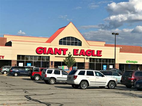 Eagle Gallery: Giant Eagle Curbside