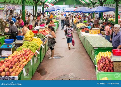 Leuteeinkaufen Im Markt Redaktionelles Stockbild - Bild: 44853214