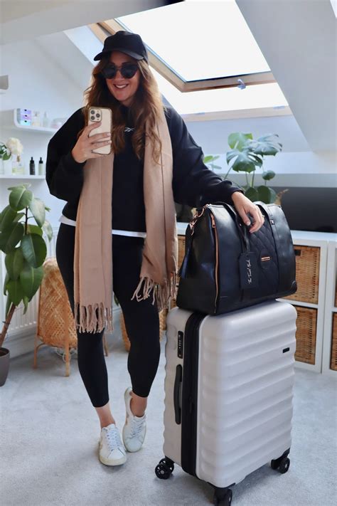 7 Stylish airplane outfits + inspo for comfy women’s travel outfits ...