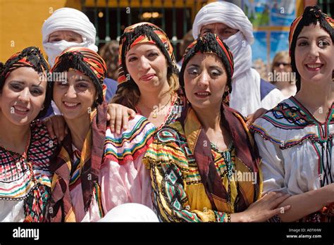 Menschen mit typischen Kleidung geschmückt Algerien internationale Messe der Ortschaften ...