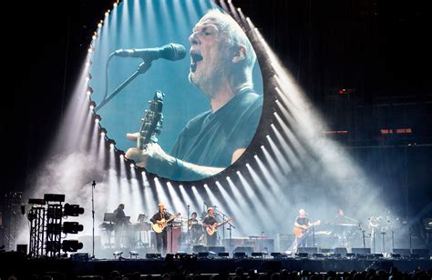 David Gilmour Ends Tour With Stunning Pink Floyd Hits, Soaring Solos ...