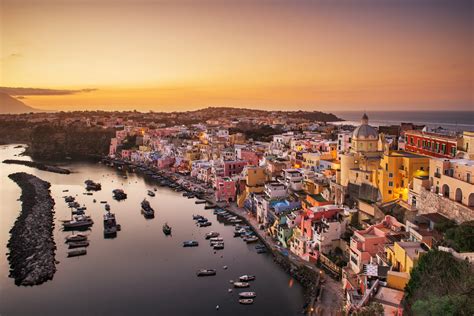 The best beaches in Procida where you can swim without chaos