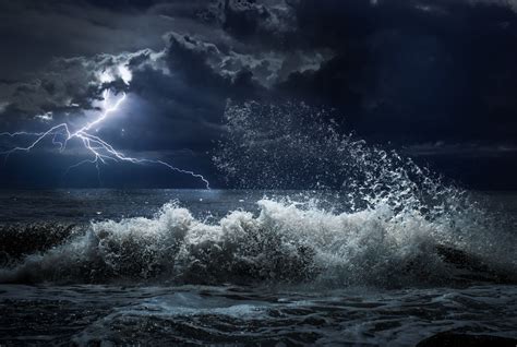 Strong Storms Sometimes Can Be Detected As Seismic Activity - DeeperBlue.com | Ocean storm ...