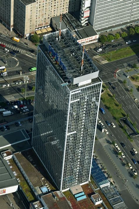 Luftaufnahme Berlin - Hochhaus- Gebäude der Hotelanlage Park Inn by Radisson Berlin ...