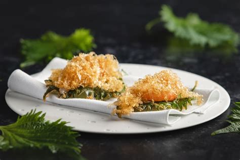 Shiso Leaf in Tempura with Red Prawn and Tosazu - Recetas Scoolinary