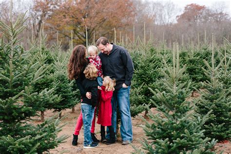 Christmas Tree Farm Family Pictures - Mae Photo