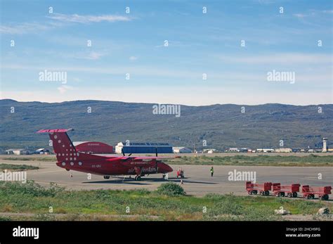 Air Greenland runway and aircraft at Kangerlussuaq Airport, Sisimuit ...