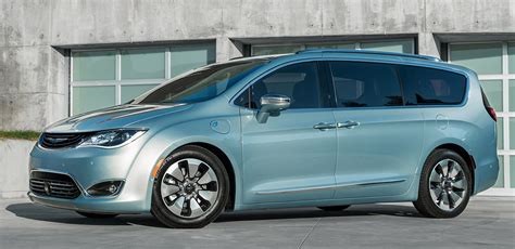 2017 Chrysler Pacifica Hybrid The Daily Drive | Consumer Guide®