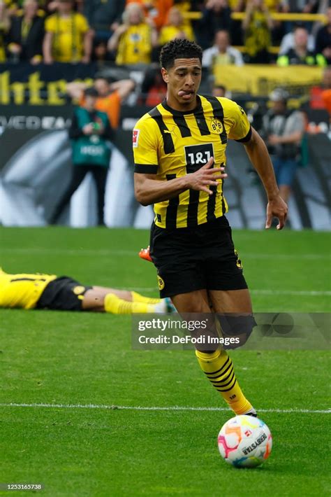 Jude Bellingham of Borussia Dortmund controls the Ball during the ...