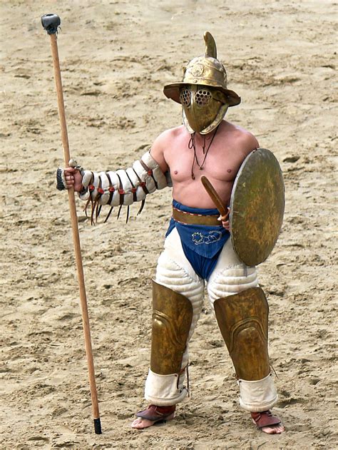 Ein Thraex – Gladiatorenfest Carnuntum | Roman gladiator, Roman ...