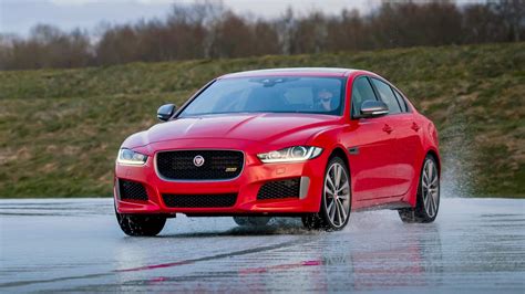 Jaguar XE 300 Sport debuts with a gripping ice race - Autodevot