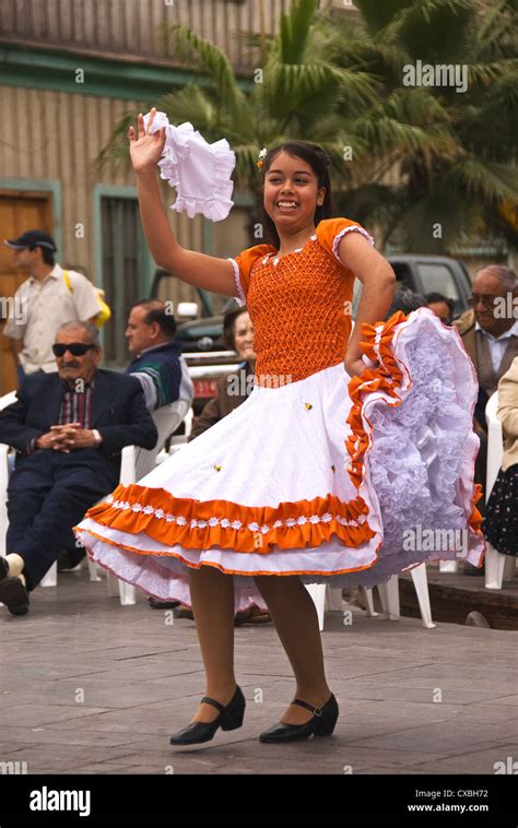 Chile traditional dance hi-res stock photography and images - Alamy