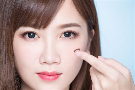 Your Quick Guide to Daily Contact Lenses: 4 Things You Need to Know - LensPure