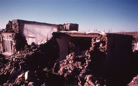 House badly damaged by earthquake | DW Digital Archive