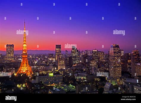 Blick auf den Sonnenuntergang der Tokyo Tower und zentralen Skyline von Tokyo, Japan ...