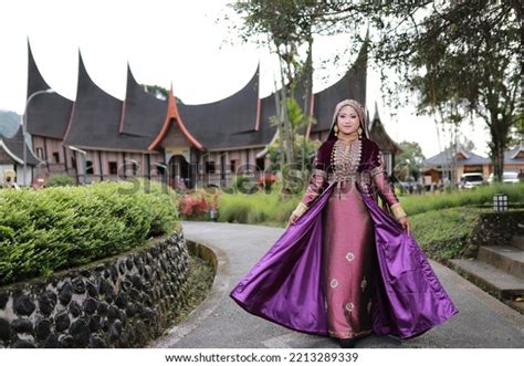 Beautiful Girl Wearing Minangkabau Traditional Clothes Stock Photo 2213289339 | Shutterstock