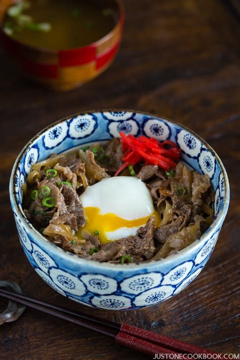 Yoshinoya Beef Bowl (Gyudon) 牛丼 • Just One Cookbook