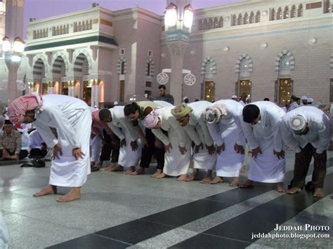 Jeddah Photo Blog: Offering Prayer in Masjid Nabvi Madina