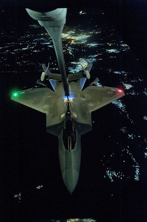 Cool photos of the F-22 refueling at night on its way to Syria | Fighter aircraft, Aircraft ...