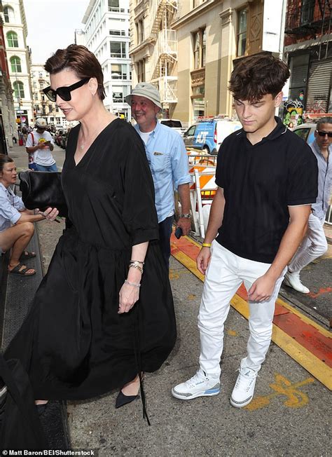 Linda Evangelista wows as she arrives to guide signing with son ...