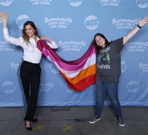 Hailee Steinfeld Source on Twitter: "PRIDE 🏳️‍🌈 Hailee Steinfeld with a fan during the second ...