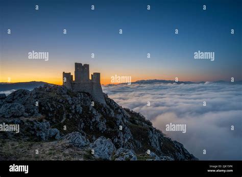 Rocca Calascio at sunrise with cloud inversion, Calascio, L'Aquila, Abruzzo, Italy, Europe Stock ...