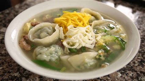 Dumpling soup (Mandu-guk: 만두국) recipe by Maangchi