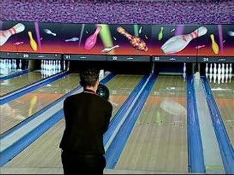 Advanced Bowling Tips : How to Bowl a 10 Pin Spare - YouTube