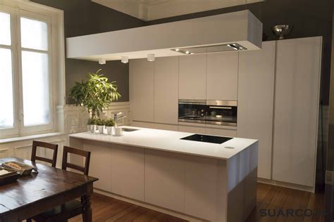 Cocina moderna blanca con isla americana y encimera de silestone ...