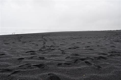File:Black sand beach in Vík í Mýrdal, Iceland.JPG - Wikimedia Commons