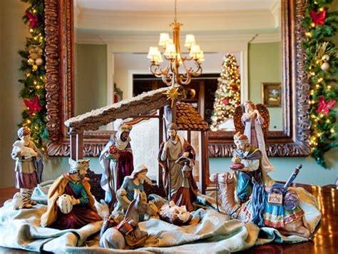 How to Decorate a Nativity Scene