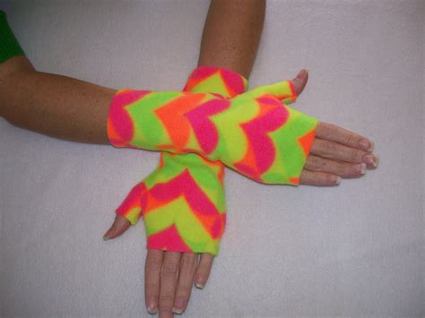 Fleece Fingerless Gloves / Retro 80'S Bright Neon Heart