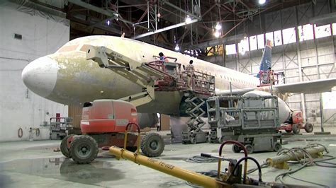 Time-lapse of US Airways aircraft painted in new American Airlines livery - YouTube