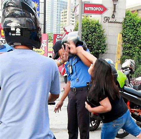 MMDA Traffic enforcer hit with helmet – Pilipinas Daily