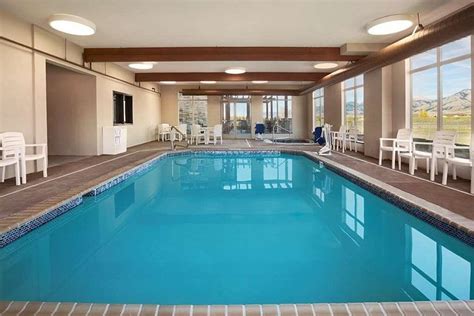 Country Inn & Suites by Radisson, Bozeman, MT Pool Pictures & Reviews - Tripadvisor