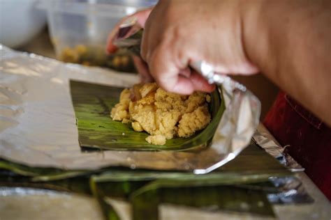 Mother and daughter prepare Salvadoran tamales - Los Angeles Times