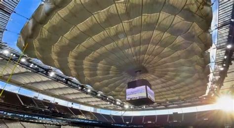 German Stadium's Retractable Roof For Colts-Patriots Folds Into Scoreboard