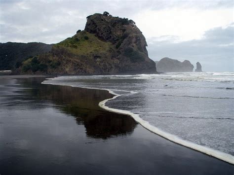 BLACK SAND BEACH. — paradis.