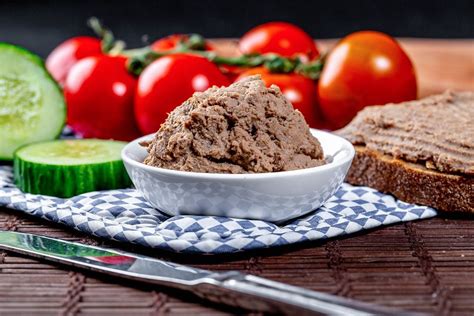 Homemade liver pate with vegetables and black bread - Creative Commons Bilder