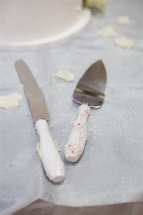 Wedding Cake Cutting Knife in White Stock Image - Image of table, flowers: 159032085