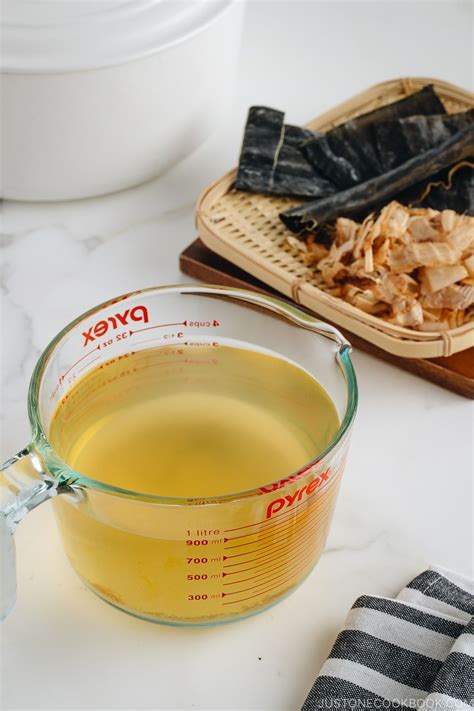 How To Make Dashi (Video) だしの作り方 | Recipe | Easy japanese recipes, Dashi recipe, Stock recipes